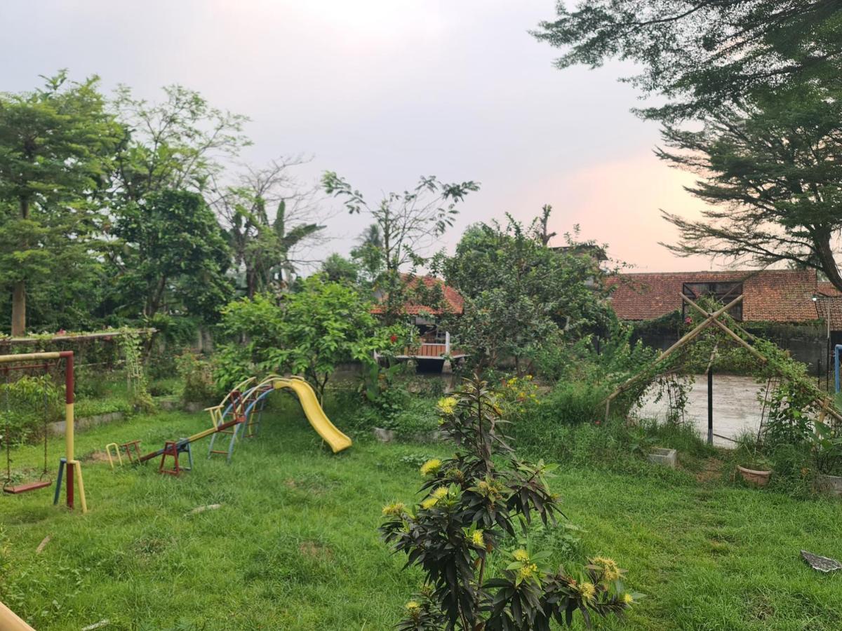 Kampung Istal Villa Pamijahan Bogor Ngoại thất bức ảnh